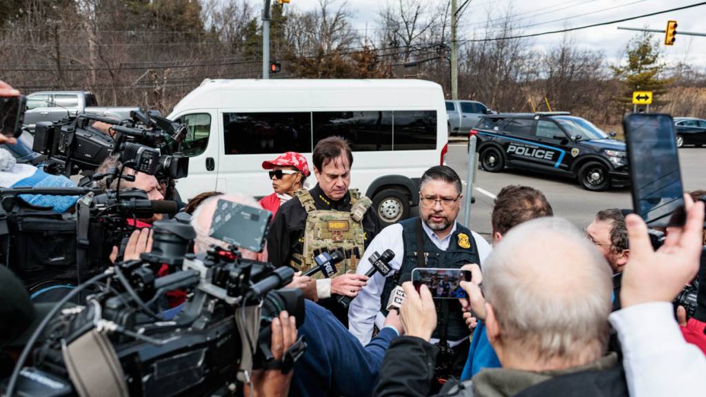 Oakland County Sheriff Michael Bouchard spricht in der Nähe der Synagoge Temple Israel zu Medienvertretern. In dem Vorort der US-Großstadt Detroit im Bundesstaat Michigan ist eine Person mit einem Fahrzeug in eine Synagoge gefahren. Sicherheitspersonal habe danach das Feuer eröffnet, sagte der örtliche Sheriff vor Journalisten. Foto: Jacob Hamilton/Ann Arbor News via AP/dpa - ACHTUNG: Nur zur redaktionellen Verwendung und nur mit vollständiger Nennung des vorstehenden Credits