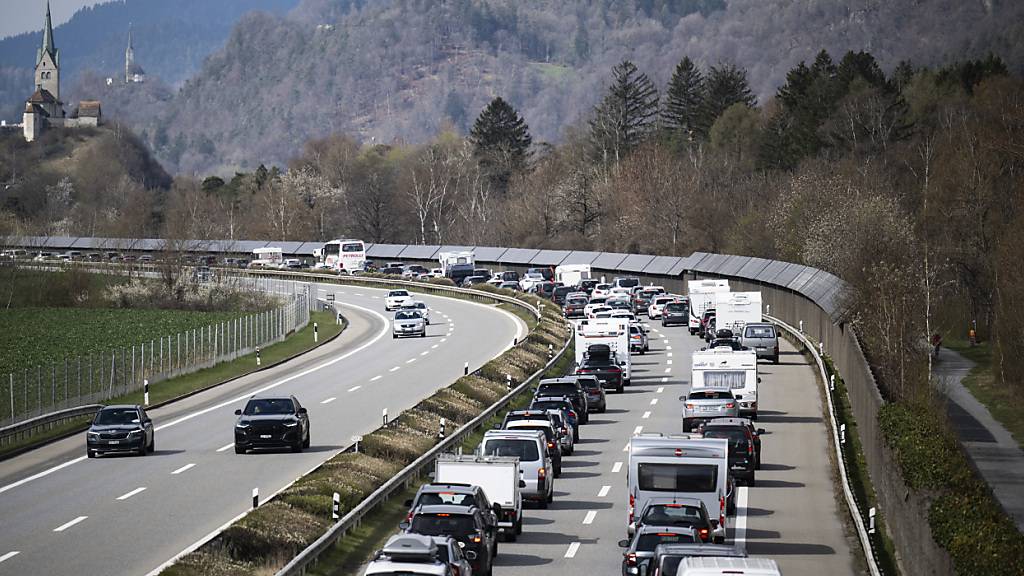 Mit verschiedenen Massnahmen soll verhindert werden, dass sich der Verkehr von der A13 in die Dörfer entlang der Autobahn verlagert. (Archivbild)