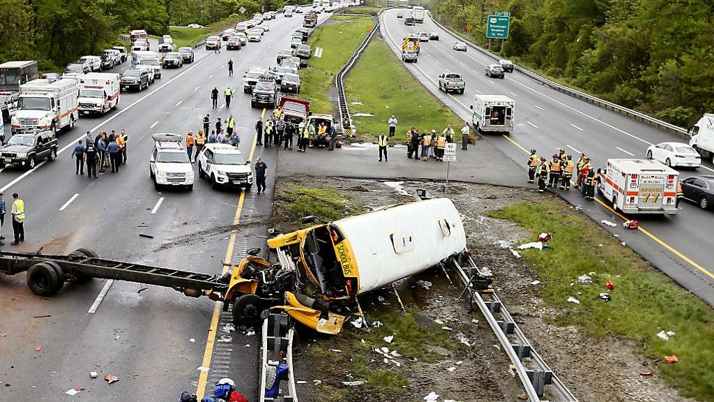 Der Schulbus-Unfall ereignete sich auf einer Autobahn in Mount Olive rund 80 Kilometer westlich der US-Metropole New York.