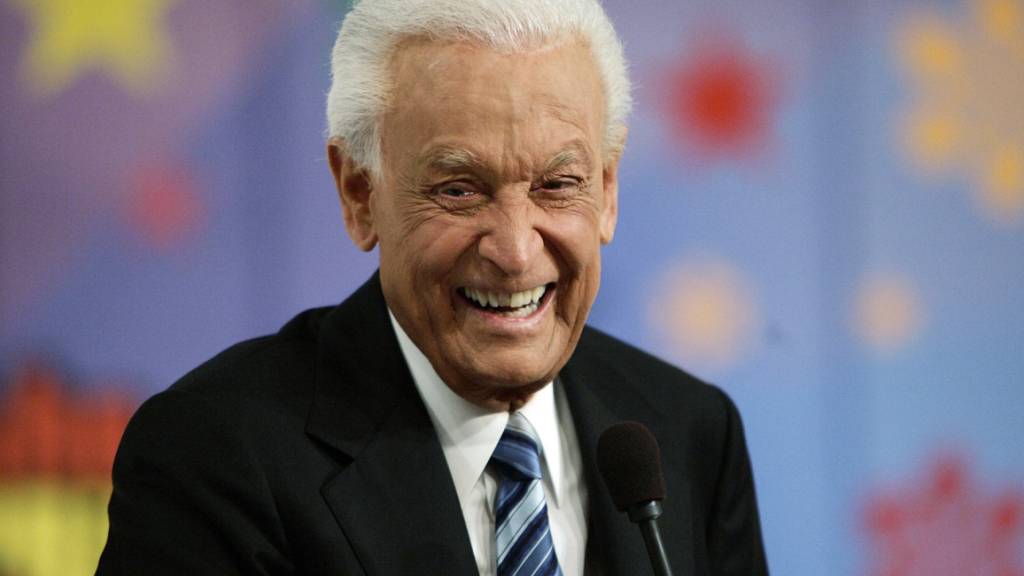 ARCHIV - Der Moderator Bob Barker lächelt nach den Aufnahmen zu seiner letzten Folge von «The Price Is Right» während eines Pressegesprächs. Foto: Damian Dovarganes/AP