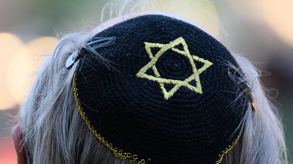 Juden wurden jahrhundertelang immer wieder zu Sündenböcken gemacht - auch in Basel. Im Spätmittelalter für die Pest. Zwischen 1346 und 1353 fielen der Seuche schätzungsweise 25 Millionen Menschen zum Opfer - ein Drittel der damals auf dem europäischen Kontinent lebenden Bevölkerung. (Symbolbild)