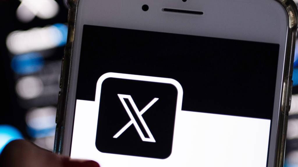 X war in den vergangenen Tagen vermehrt in Kritik geraten. Denn Nutzer können auf der Online-Plattform den KI-Chatbot Grok bislang dazu auffordern, freizügige Bilder von Menschen zu generieren. (Archivbild)