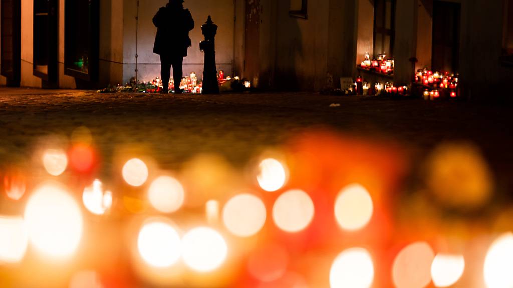 Trauer um die Todesopfer nach dem Anschlag: Kerzen brennen am Tatort in der Wiener Innenstadt. Foto: Georg Hochmuth/APA/dpa
