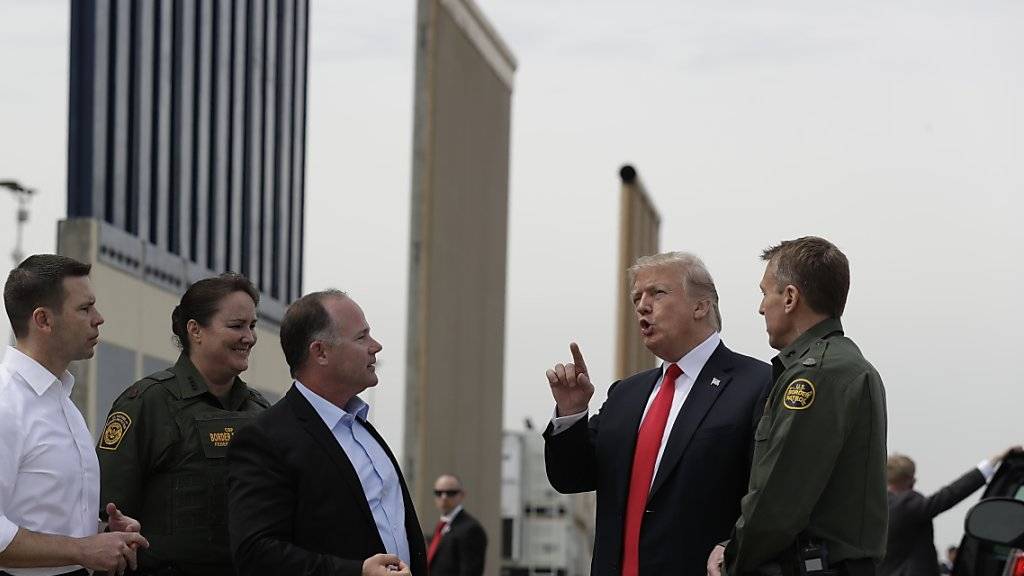 Geht er als Mauer-Präsident in die Geschichte ein - wie 1961 der starke Mann der DDR, Walter Ulbricht, mit der Berliner Mauer? US-Präsident Donald Trump doziert vor Mauer-Prototypen in San Diego.