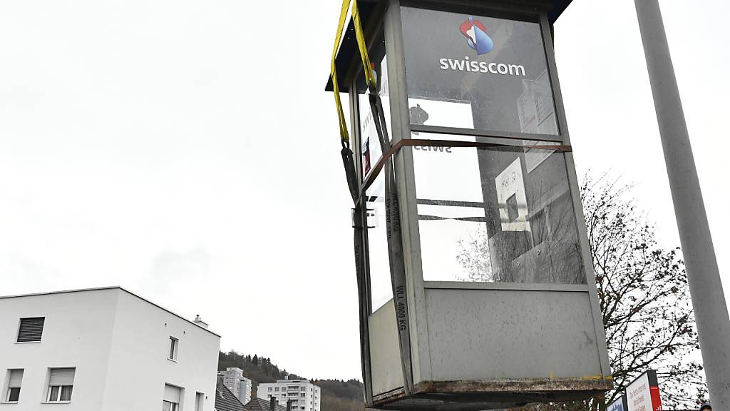 Auf dem Weg ins Museum: Die letzte von Swisscom betriebene Telefonkabine wurde in Baden AG abtransportiert.