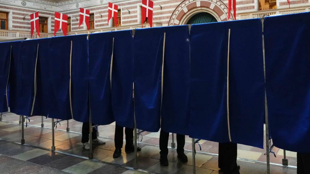 dpatopbilder - Menschen in einem Wahllokal in Dänemark. Foto: Sergei Grits/AP/dpa