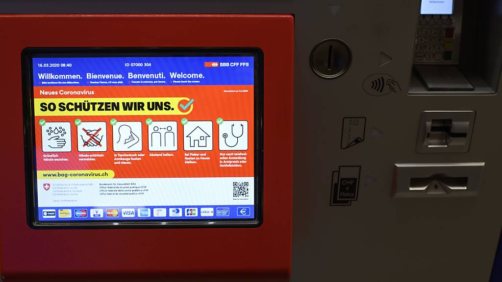 Immer weniger Züge und Busse: Die SBB bitten Reisende, ihre Fahrkarten online zu lösen und sich unterwegs an die Hygieneregeln zu halten.