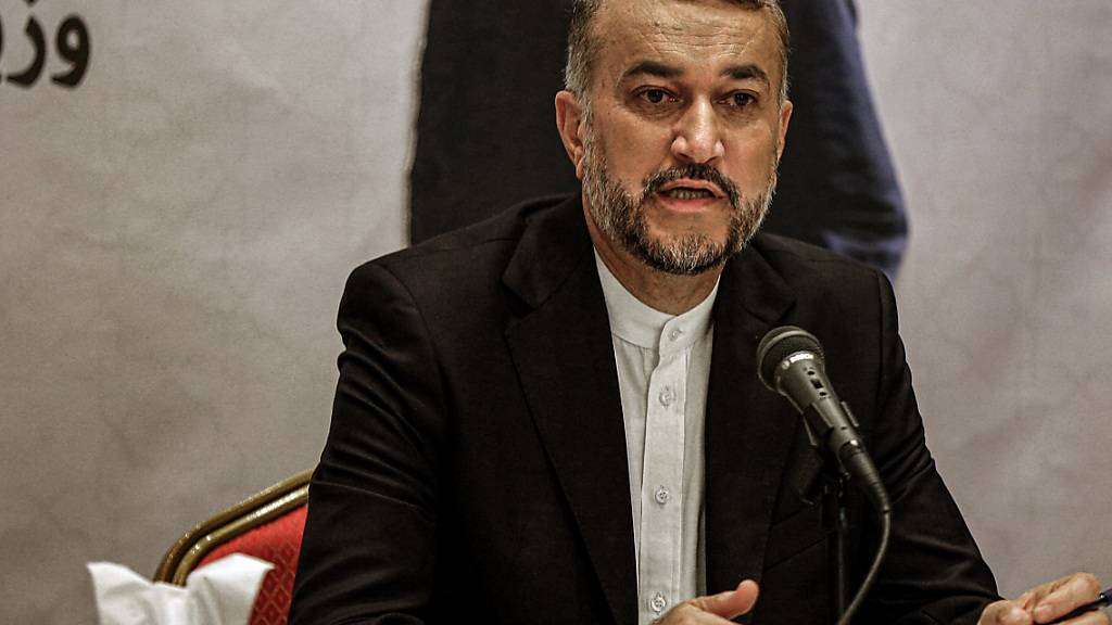 Hussein Amirabdollahian, Außenminister des Iran, spricht während einer Pressekonferenz in der iranischen Botschaft zu Journalisten. Irans Außenminister hat Israel vor Angriffen gegen die Schiitenorganisation Hisbollah gewarnt. Foto: Marwan Naamani/dpa