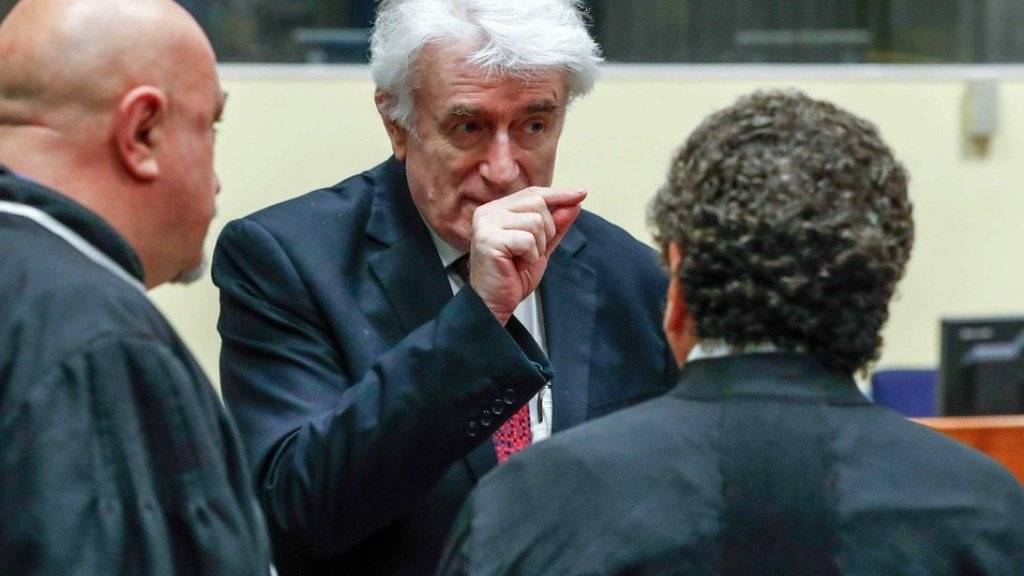 In Den Haag hat am Montag der Berufungsprozess des früheren bosnischen Serbenführers Radovan Karadzic (Mitte) begonnen. Der  72-Jährigen fordert im Völkermord-Prozess einen Freispruch.