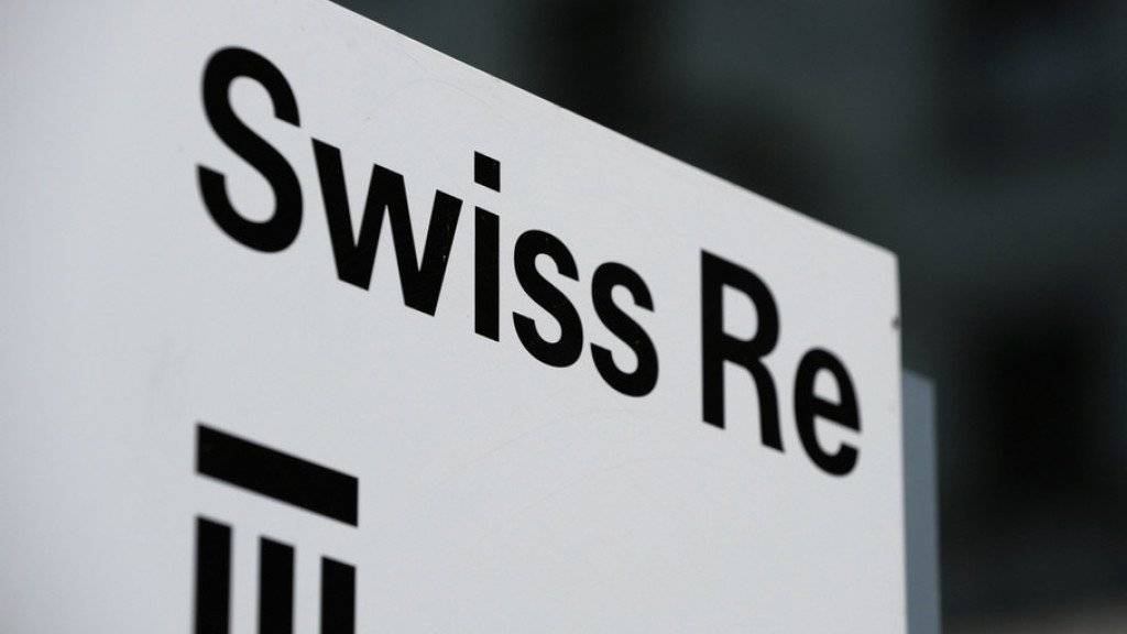Blick auf den Swiss Re Hauptsitz in Zürich. Hohe Kosten für Naturkatastrophen führten zu einem Gewinneinbruch beim Rückversicherer. (Archiv)