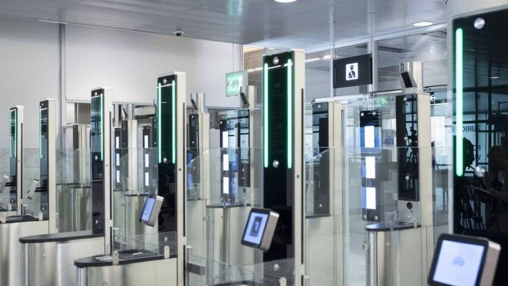 Auch die automatisierte Passkontrolle brachte keine wesentliche Verbesserung bei den Wartezeiten am Flughafen Zürich. (Archivbild)