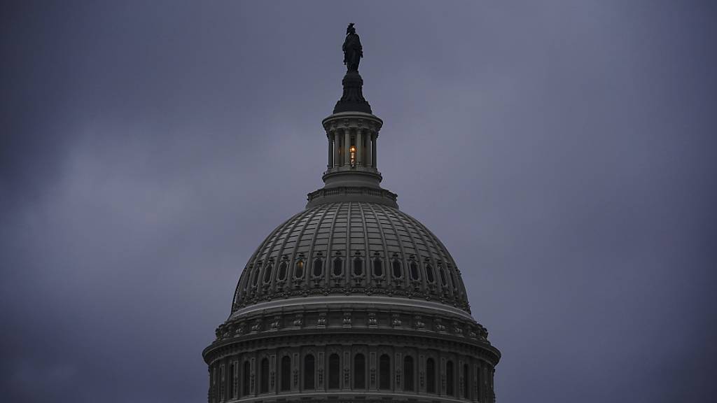 Das Licht in der Kuppel des Kapitols in Washington signalisiert, dass der US-Senat über Nacht seine Sitzung fortsetzt. Foto: J. Scott Applewhite/AP/dpa