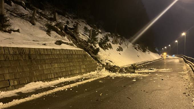 Felsbrocken beschädigt Strasse und Bahntrassee in Göschenen