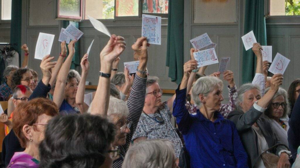 Die KlimaSeniorinnen haben international für Schlagzeilen gesorgt, mit einem Urteil des Europäischen Gerichtshofs für Menschenrechte. Wie es dazu kam, dass die Schweiz in Strassburg verurteilt wurde, erzählt der Film «Trop Chaud – KlimaSeniorinnen vs. Switzerland».
