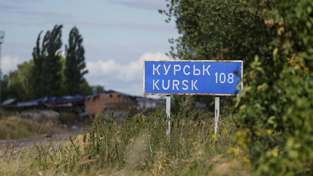 ARCHIV - Ein Schild mit der Aufschrift «Kursk 108 km» steht an der russisch-ukrainischen Grenze. Foto: Evgeniy Maloletka/AP/dpa/Symbolbild