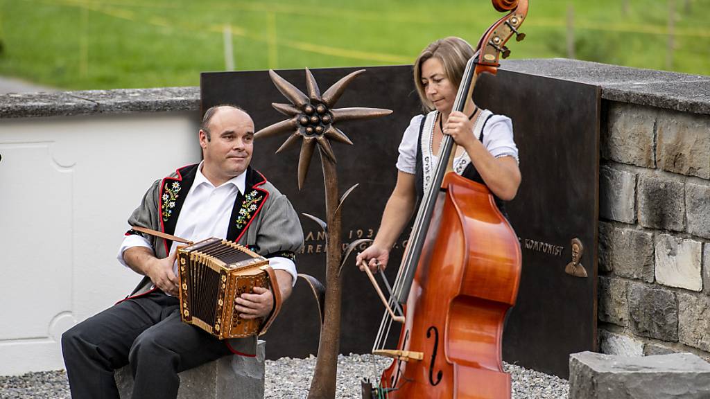 Peter und Rita Burch bei der Einweihung einer neuen Gedenkstätte zu Ehren des Volksmusikers Ruedi Rymann in Giswil.