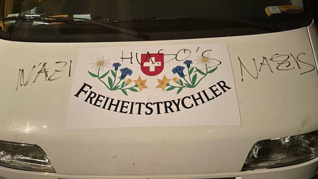 Auto von Freiheitstrychlern mit Nazi-Schmierereien verunstaltet