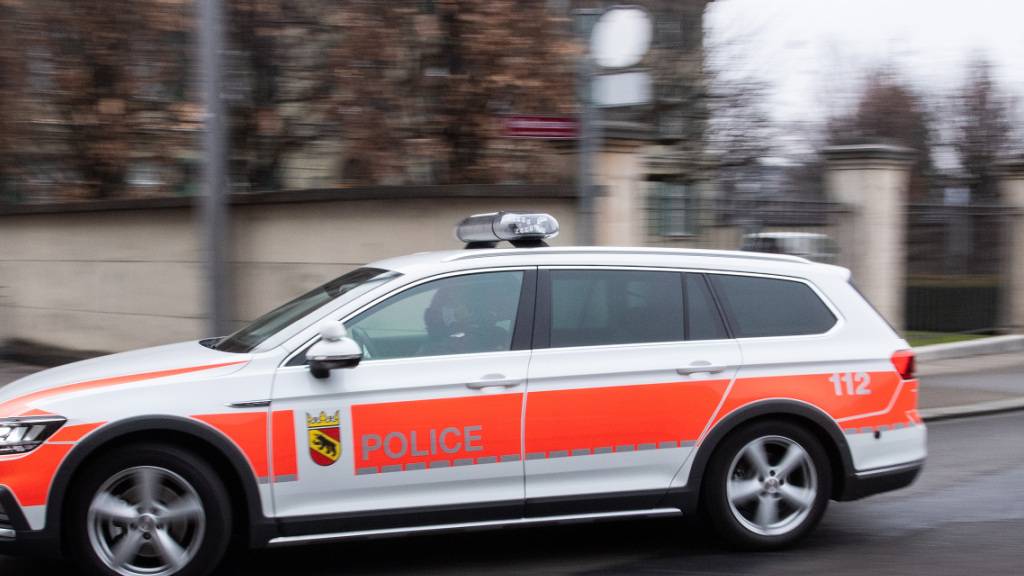 Im Einsatz standen zahlreiche Patrouillen und Spezialdienste der Kantonspolizei Bern, diverse Einsatzkräfte der Polizei Kanton Solothurn, mehrere Ambulanz-Teams und Mitarbeitende des Instituts für Rechtsmedizin der Universität Bern. (Archivbild)