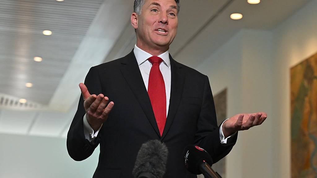 Richard Marles, Australiens Vize-Premierminister und Verteidigungsminister, gibt im  Parlamentsgebäude eine Pressekonferenz. Foto: Mick Tsikas/AAP/dpa