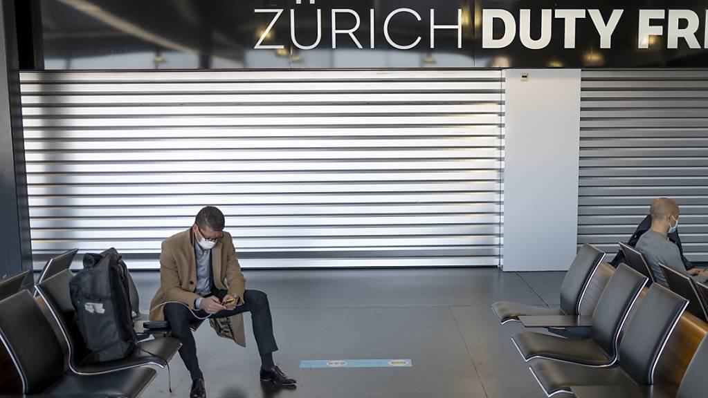 Die Passagierzahlen am Flughafen sind im April des aktuellen Jahre zwar gegenüber April 2020 stark gestiegen, doch das täuscht: Gegenüber April 2019 - also vor der Krise - sind noch immer 88 Prozent weniger Gäste über den Flughafen Zürich gereist. (Symbolbild)