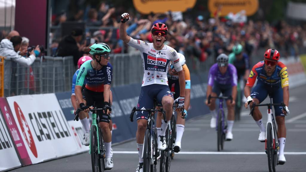 Paul Magnier gewinnt den Sprint gegen die wenigen verbliebenen Konkurrenten