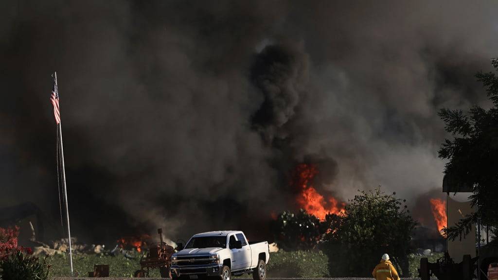 Rauch und Flammen steigen nach der Explosion eines Feuerwerkslagers in der Nähe von Esparto auf. Foto: Kent Porter/The Press Democrat/AP/dpa - ACHTUNG: Nur zur redaktionellen Verwendung und nur mit vollständiger Nennung des vorstehenden Credits