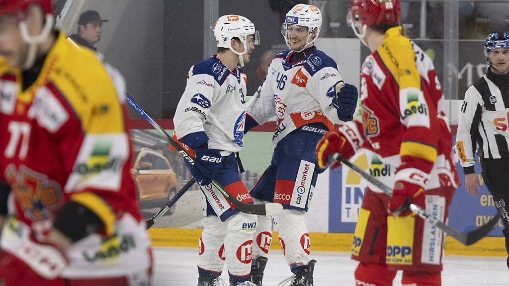 Rudolfs Balcers (links) und Dean Kukan, zwei der ZSC-Torschützen beim sechsten Saisonsieg der Zürcher gegen Biel