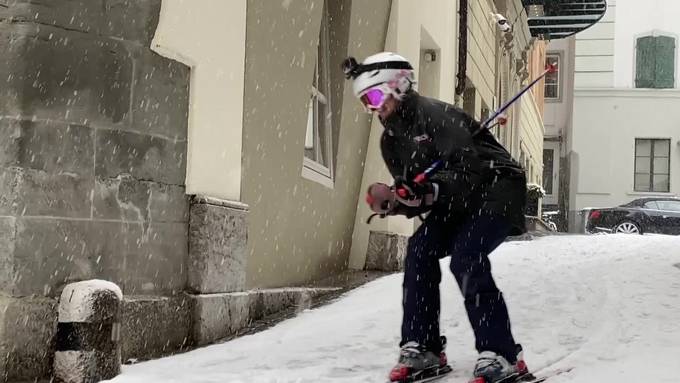 Der etwas andere Arbeitsweg: Mit Skiern durch Luzern