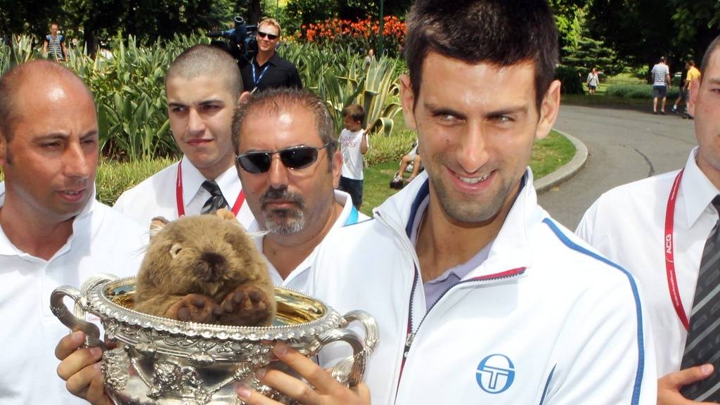 Der serbische Tennisprofi Novak Djokovic mit einem Plüsch-Wombat. In der Natur leiden Wombats unter einer speziellen Form der Krätze, deren Erreger in den langen, feuchten Höhlen der Beuteltiere besonders gut gedeihen. Das haben Roboter herausgefunden (Symbolbild)