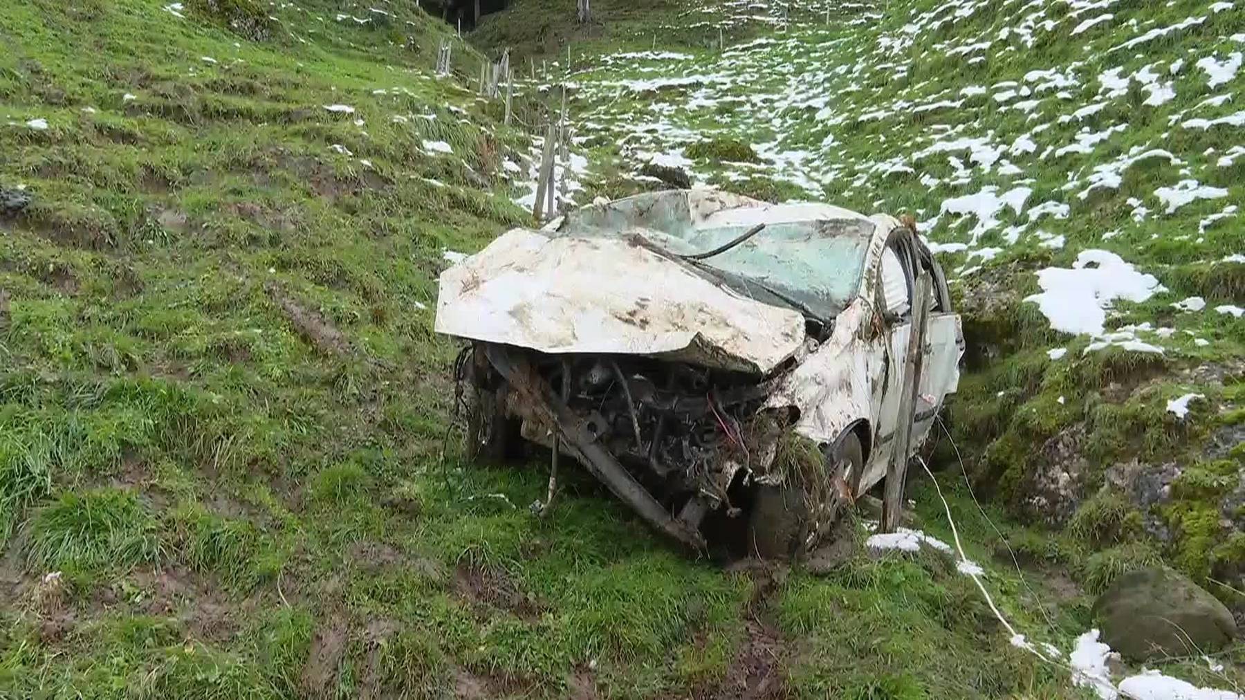 Thumb for ‹Auto stürzt 200 Meter in Tiefe: Rega rettet schwerverletzten 64-Jährigen›