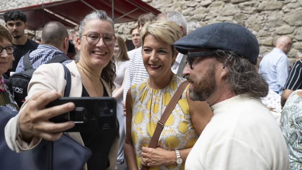 Bundespräsidentin Karin Keller-Sutter steht während der Bundesratsreise in Rapperswil SG für Fotos mit der Bevölkerung zur Verfügung.