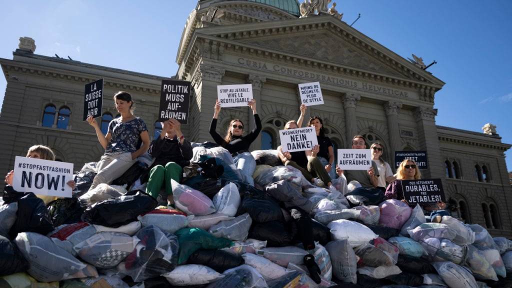 Schon im September türmten Freiwillige vor dem Bundeshaus einen riesigen Berg von Altkleidersäcken auf. (Archivbild)