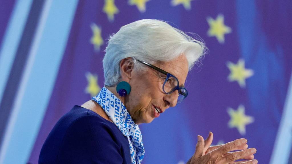 Die Europäische Zentralbank (EZB) und Direktorin Christine Lagarde tasten die Leitzinsen in ihrer letzten Sitzung in diesem Jahr erneut nicht an. Der Einlagenzins bleibt bei 2 Prozent.(Archivbild)
