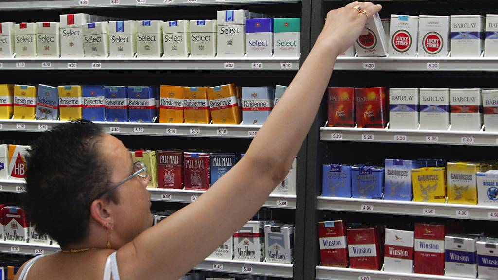 Die Nachfrage nach Zigaretten geht deutlich zurück, was die Tabakkonzerne zu spüren bekommen. (Archivbild)