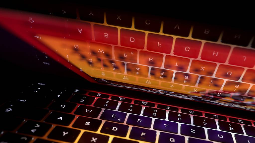 ARCHIV - Die Tastatur eines Laptops spiegelt sich in dessen Bildschirm. Millionen Internetnutzer in Russland hatten Probleme mit dem Zugang zu Internetseiten oder Apps der Domäne .ru. Foto: Karl-Josef Hildenbrand/dpa
