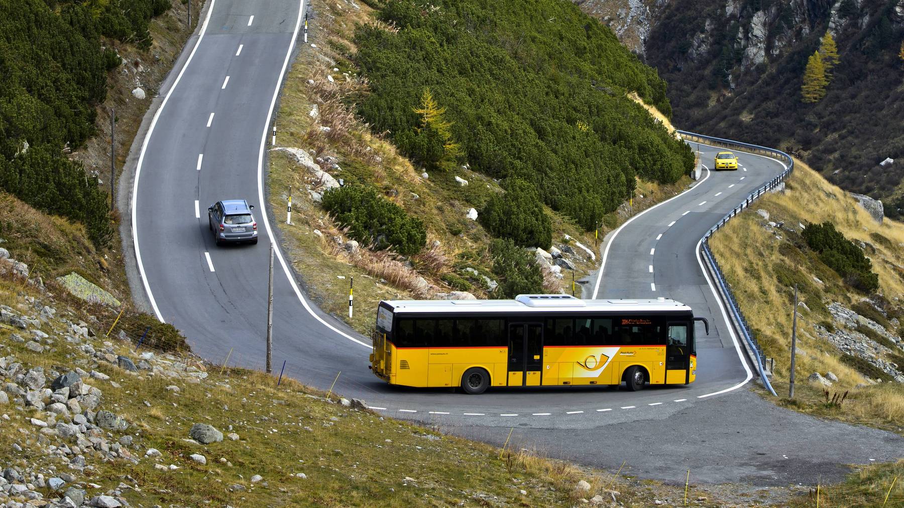 Auf dem Flüelapass hat es eine Postautohaltestelle.