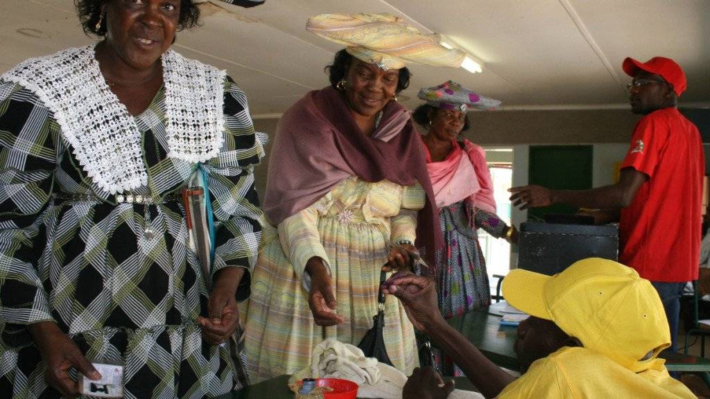 Herero-Frauen in traditionellen Gewändern geben bei den Wahlen in Namibia 2009 ihre Stimme ab: Die Völkergruppe versucht mit einer Sammelklage in den USA Schadenersatz für den Völkermord durch die damalige deutsche Kolonialherrschaft zu erhalten. (Archivbild)
