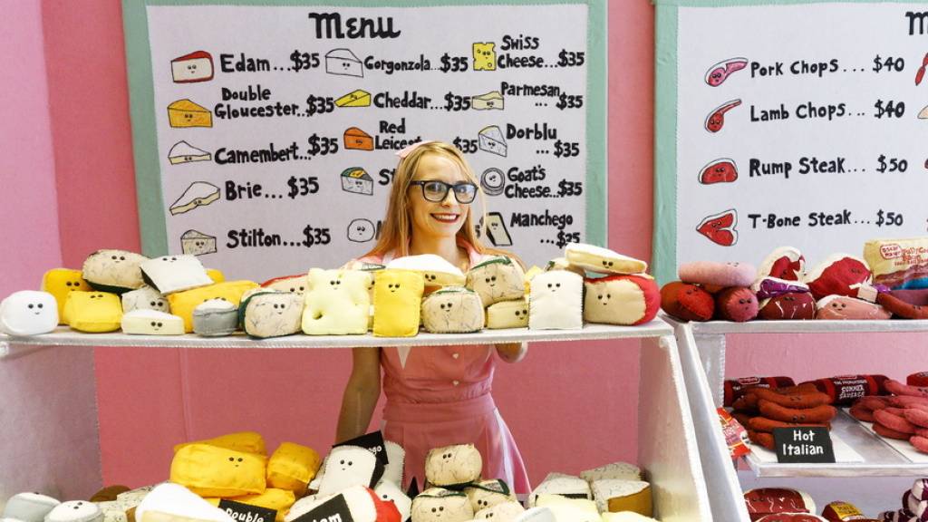 «Lucy Sparrow's Delicatessen on Fifth» - so heisst ein Laden der britischen Künstlerin Lucy Sparrow im Rockefeller Center. Die Delikatessen, die sie dort anbietet, von Käse über Fleisch oder Gemüse bis zu Süsswaren, sind indes alle aus Filz.