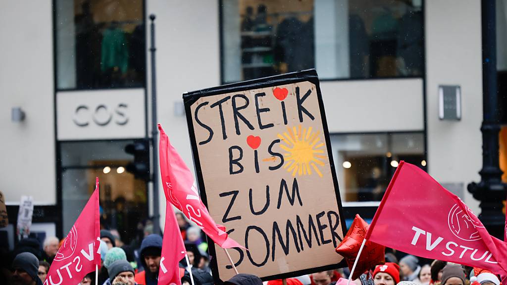 Nach einer Protestaktion und monatelangen Verhandlungen sollen die Mitarbeitenden der CEVA Logistics in Neuendorf SO laut Mitteilung der Gewerkschaft Unia im 2024 bessere Löhne und längere Ferien erhalten. (Symbolbild)