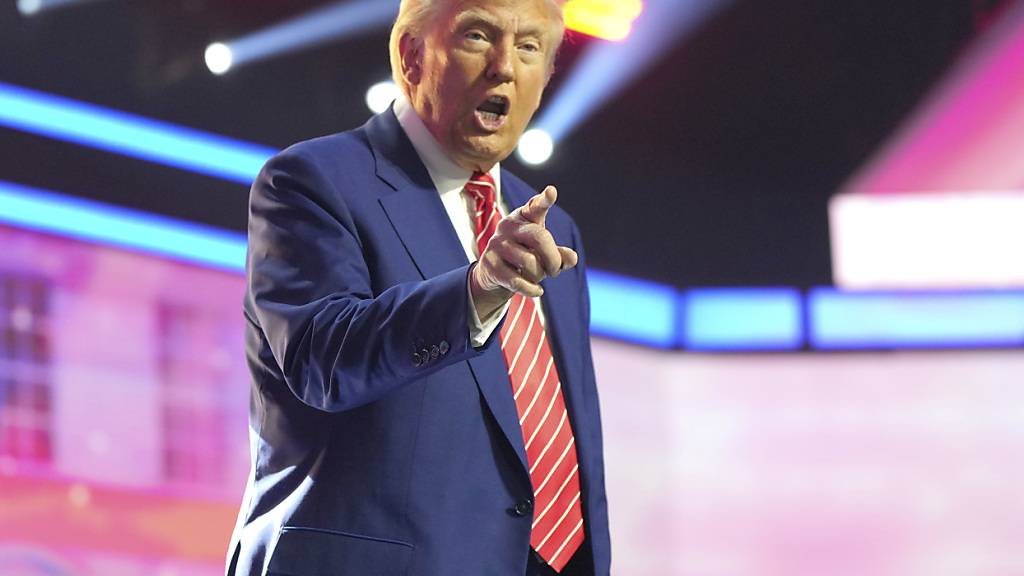 Der designierte US-Präsident Donald Trump spricht auf dem AmericaFest im Phoenix Convention Center. Foto: Rick Scuteri/FR157181/dpa