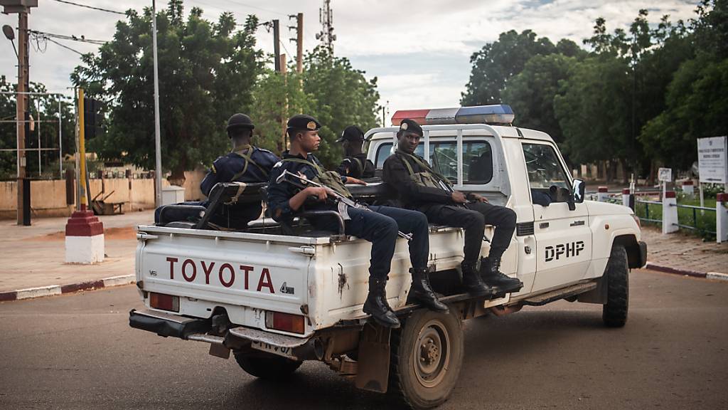 ARCHIV - Bewaffnete Polizisten sitzen auf einem Toyota-Pickup in der Hauptstadt der Republik Niger. Foto: Arne Immanuel Bänsch/dpa
