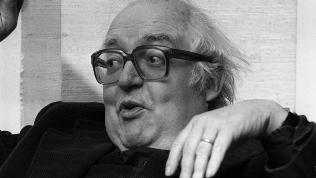 Friedrich Dürrenmatt (1921-1990) war zeit seines Lebens fasziniert vom Fussball. Dieser Seite des Autors und Künstlers widmet das Centre Dürrenmatt in Neuenburg nun eine Ausstellung - nicht ohne Grund zur gleichen Zeit, zu der die Schweiz Gastgeberin der Frauenfussball-EM ist. (Archivbild)