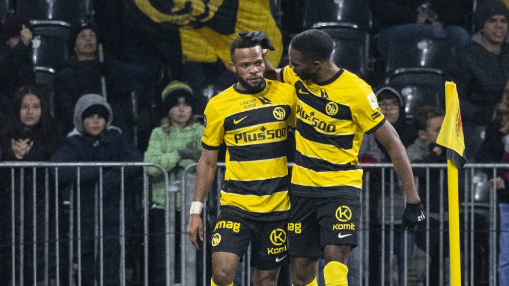 Meschack Elia (links) und Ulisses Garcia feiern vor den YB-Fans