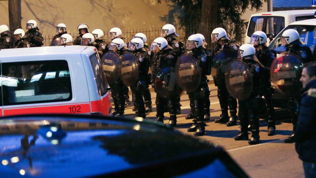In Zürich ist in der Nacht auf Sonntag ein Polizeieinsatz eskaliert. Ein Polizist trug Verletzungen davon, als Angreifer die Beamten mit Gegenständen bewarfen. (Archivbild)