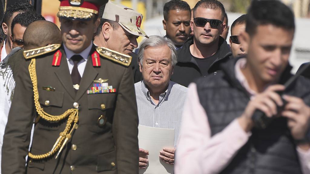Antonio Guterres (M), Generalsekretär der Vereinten Nationen, besucht den Grenzübergang Rafah zwischen Ägypten und dem Gazastreifen. Guterres hat bei seinem Besuch in Ägypten Forderungen nach einer Waffenruhe im Gaza-Krieg erneuert. Foto: Amr Nabil/AP/dpa