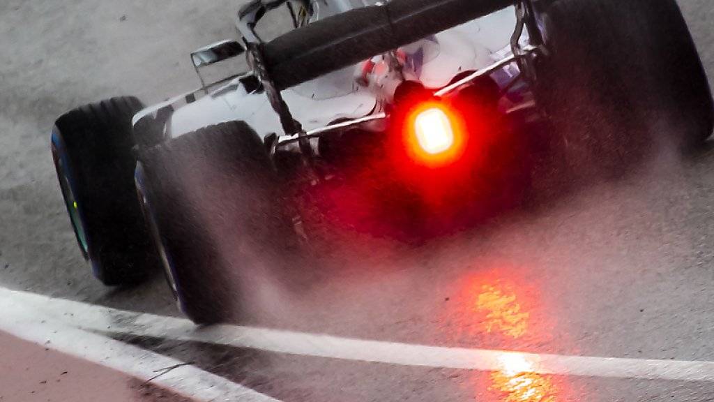 Lewis Hamilton fährt im Regen auf die Strecke