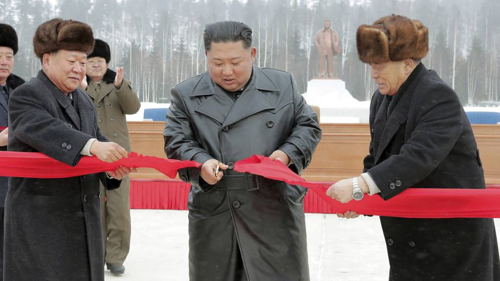 Mit grossem Pop wird in Nordkorea eine  neue Stadt eingeweiht: Machthaber Kim Jong Un schneidet bei der Eröffnung von Samjiyon ein rotes Band durch.