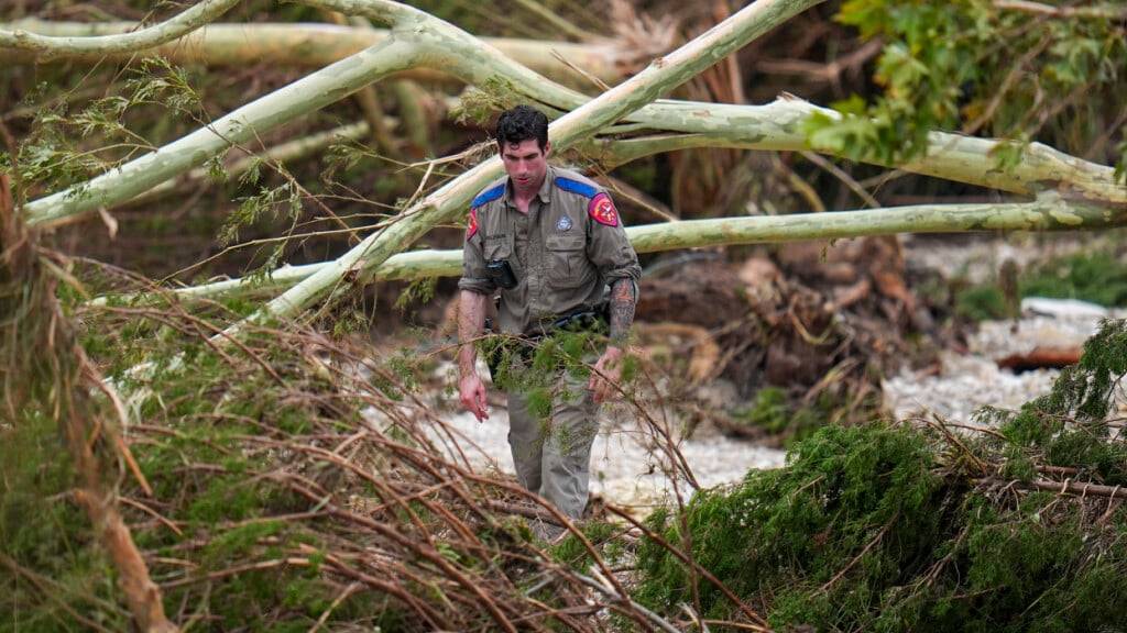 Ein Beamter des texanischen Ministeriums für öffentliche Sicherheit durchkämmt die Ufer des Guadalupe River in der Nähe von Camp Mystic. Bei Sturzfluten im US-Bundesstaat Texas starben zahlreiche Menschen. Viele Kinder aus einem Sommercamp werden noch vermisst. Foto: Julio Cortez/AP/dpa