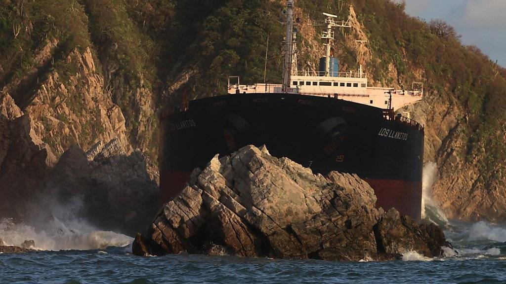 Das 223 Meter lange Frachtschiff «Los Llanitos» ist seit dem Sturm «Patricia» zwischen Felsen blockiert. Weil es nicht abgeschleppt werden kann, wird es versenkt.