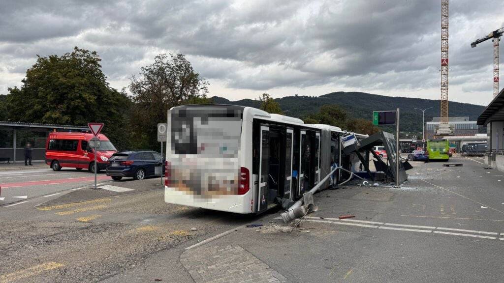Die 57-Jährige prallte mit ihrem Auto aus ungeklärten Gründen auf dem Bahnhofplatz in Olten in ein Buswartehäuschen.